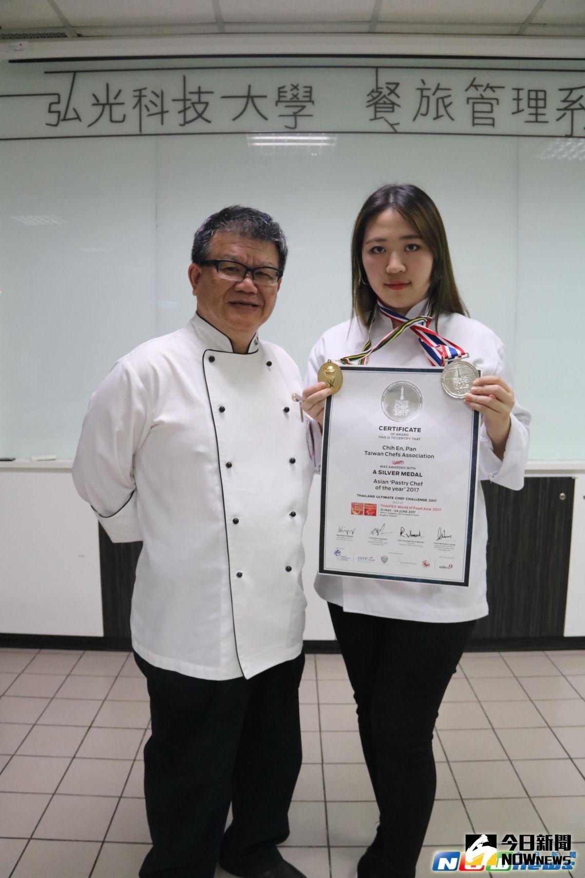 ▲弘光科大學餐旅系大一學生潘芷恩(右)在老師吳朝福指導下，獲世界烘焙廚師挑戰賽亞洲冠軍。（圖／弘光科大提供2017.6.13）