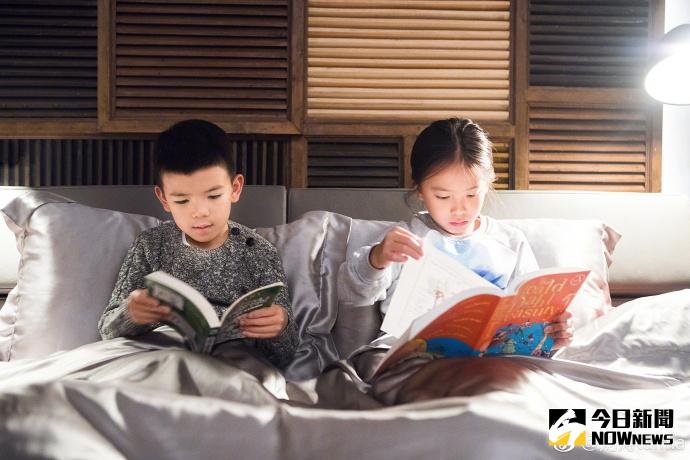 劉濤兒女一起看書，姐弟和睦很有愛。
