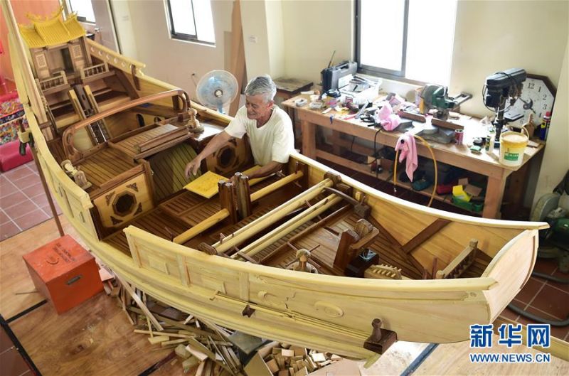 6月8日，王旭輝在澎湖的工作室內安裝古船配件。