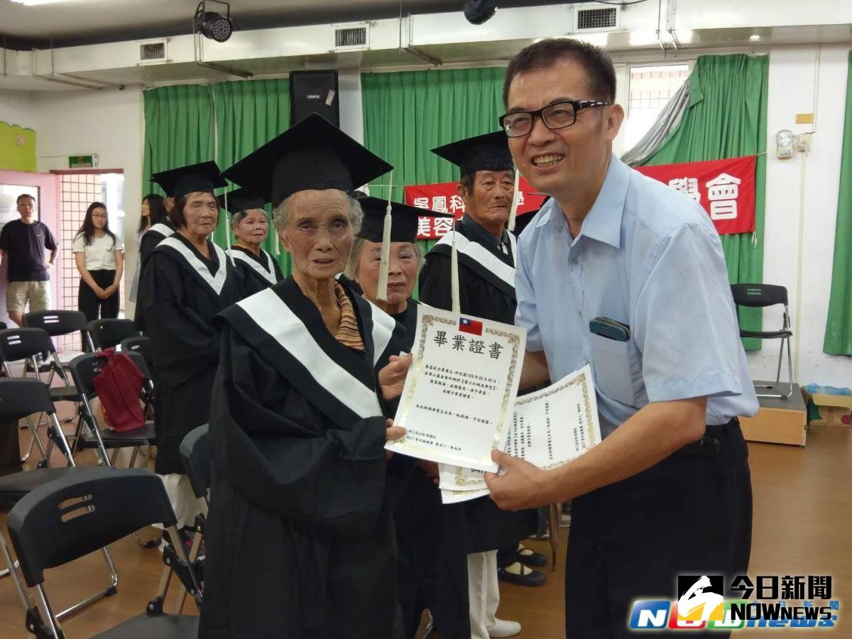 ▲來自民雄98歲的賴劉素貞阿嬤，穿上學士服，拿到人生第一張畢業證書。（圖／記者邱嘉琪攝,2017.6.6）