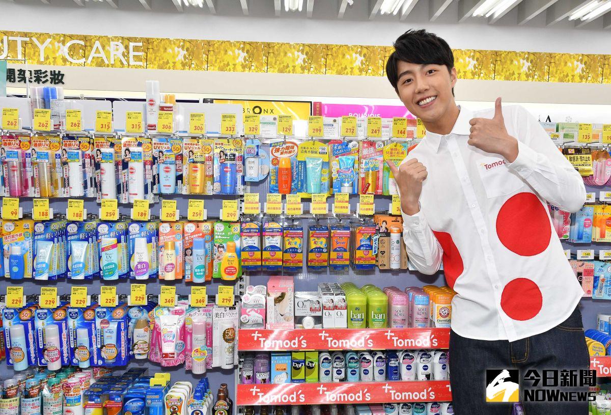 ▲口罩規定鬆綁讓原受疫情重創的化妝品零售家數創新高，依據財政部資料，全台突破6800家，營收也大幅成長。圖為蔡凡熙出席知名藥妝店開幕活動。（示意圖／聯太提供，資料照）