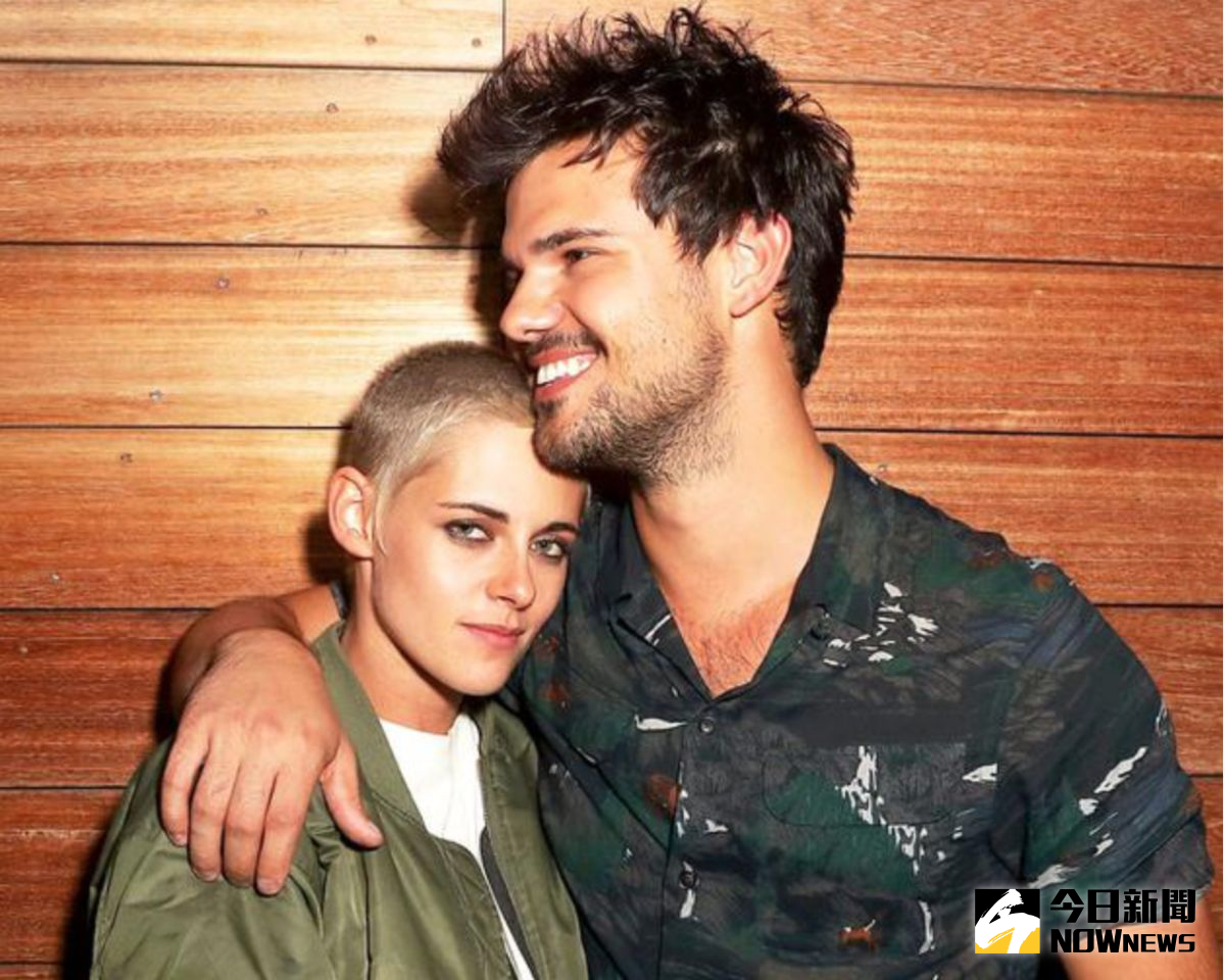 ▲克莉絲汀史都華（左）多年後與泰勒洛納重逢，兩人一同合影。（圖／翻攝自新浪娛樂，2017.06.12）