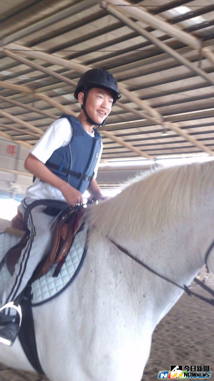 ▲王柄鈞勇者不懼事蹟成為同儕間學習的楷模。（圖／教育局提供2017.6.1）