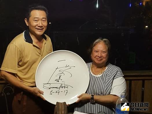 ▲洪金寶（右）來台灣度假，親切與餐廳老闆合影。（圖／翻攝自農家小棧臉書，2017.06.01）