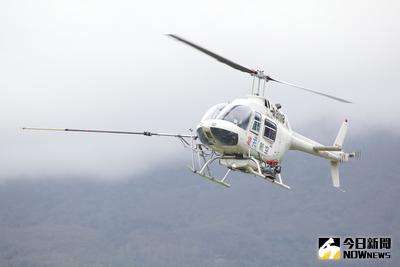 1架搭載紀錄片「看見台灣2」拍攝人員的凌天航空所屬、編號B31118直升機（圖），10日不幸墜毀在花蓮縣豐濱鄉長虹橋旁果園，疑導演齊柏林等3人罹難。目擊民眾陳鳳嬌表示聽到螺旋槳聲，抬頭看到直升機70度角下墜，之後冒煙。圖為編號B31118直升機先前飛行畫面。（資料照片）中央社記者李先鳳攝　106年6月10日