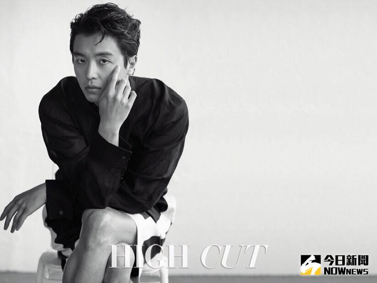 ▲延宇振為知名時尚雜誌拍攝的海報公開。（圖／翻攝自HIGH CUT IG，2017.06.06）