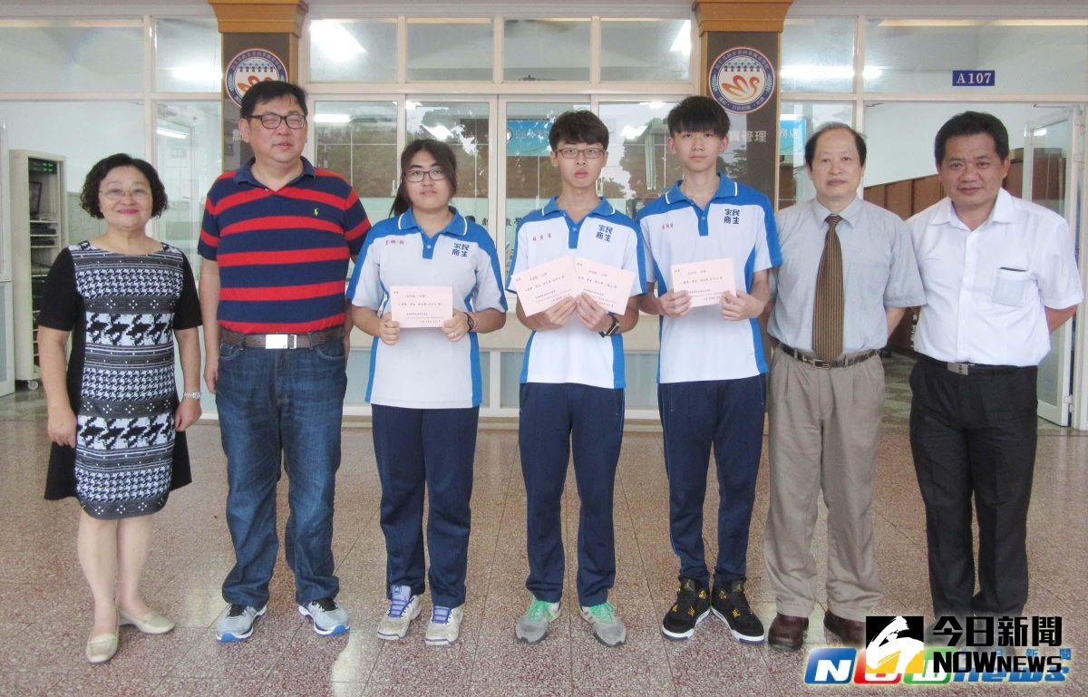 ▲民生家商學生設計國際金融科技會徽，廣告科林俊賢（中）榮獲首獎，林均諭（左2）、吳尚哲（右3）獲入選獎，校長蔡忍陪同富士康副總吳俊德頒獎。（圖／記者陳宗傑攝,2017.6.1）