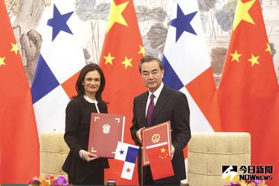 中國大陸外交部長王毅（右）13日在北京與巴拿馬副總統兼外長聖馬洛（Isabel Saint Malo）會談。會談後，雙方簽署建立外交關係的聯合公報。（中新社提供）中央社　106年6月13日