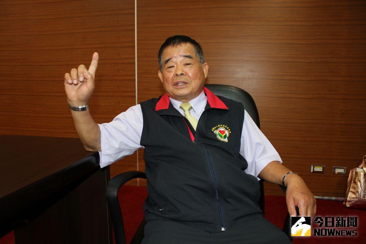 ▲「吃苦修福」財團法人達成慈善基金會董事長陳達成，國小畢業的他，走過艱困童年，不怨天尤人，砥礪自我，捐助善款，棺木代金，行有餘力幫助別人。（圖／記者黃進恭攝，2017.6.3）