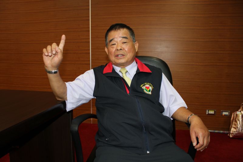 ▲「吃苦修福」財團法人達成慈善基金會董事長陳達成，國小畢業的他，走過艱困童年，不怨天尤人，砥礪自我，捐助善款，棺木代金，行有餘力幫助別人。（圖／記者黃進恭攝，2017.6.3）