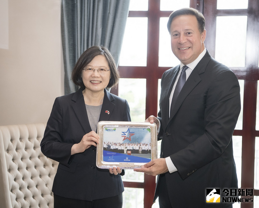 ▲巴拿馬斷交，政治大學外交系副教授黃奎博認為，這是北京給總統蔡英文臉色看。圖為蔡英文2016年6月出訪巴拿馬，與巴拿馬總統瓦雷拉合影。（資料圖／總統府提供）