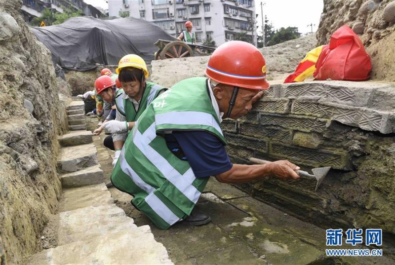 6月2日，工人在對兩晉時期的排水渠進行清理。