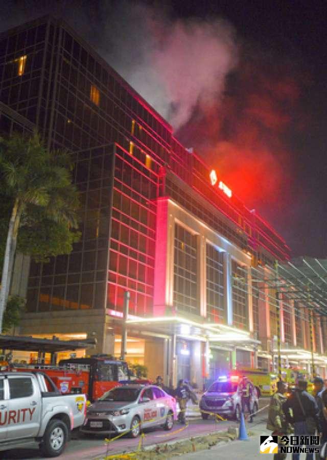 菲律賓馬尼拉雲頂世界（Resorts World Manila）度假村較高樓層2日凌晨冒出白煙。根據當地媒體報導，一名槍手在這座度假村開槍，造成至少25人受傷。（共同社提供）中央社　106年6月2日