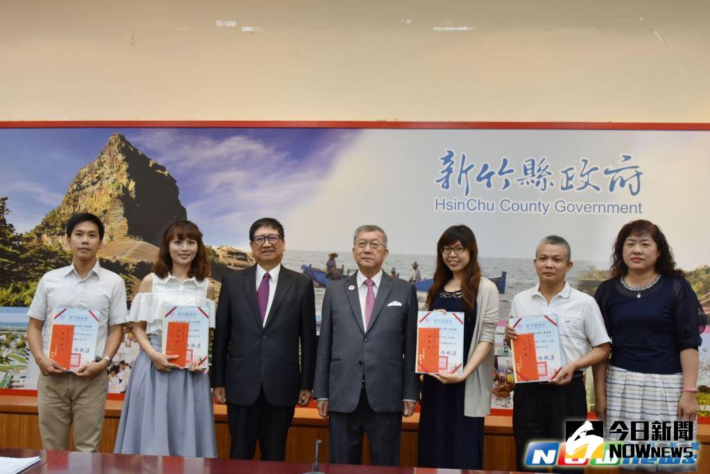 ▲新竹縣交通旅遊處科長許雅筑、主計處科長邱意茹、寶山鄉公所課長蔡昇哲、新埔鎮戶政事務所戶籍員王燕誠等4人榮獲模範公務人員獎項。（圖／新竹縣政府提供，2017.6.6）