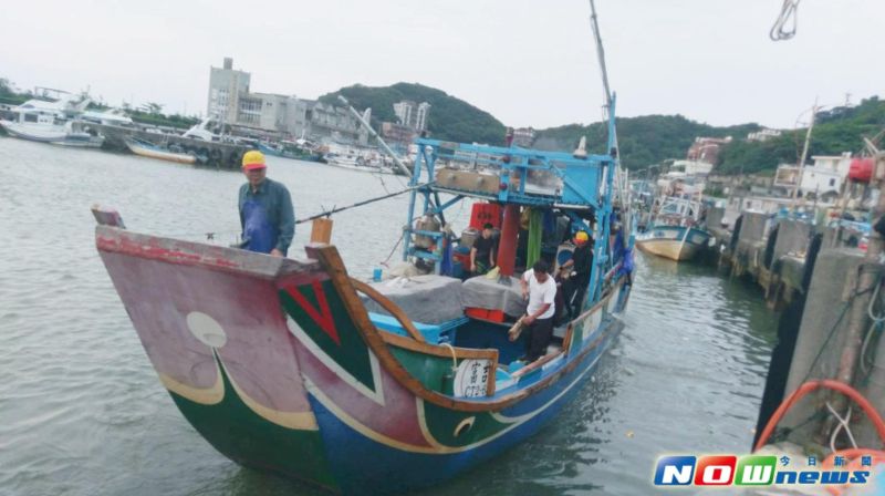 ▲「富吉268號」的火長簡文隆（站船頭），從小開始討海捕魚，體驗了蹦火仔漁業由極盛時期20多艘慢慢減少到現在4艘的歷程。（圖／新北市政府漁業及漁港事業管理處提供，2017.06.12）