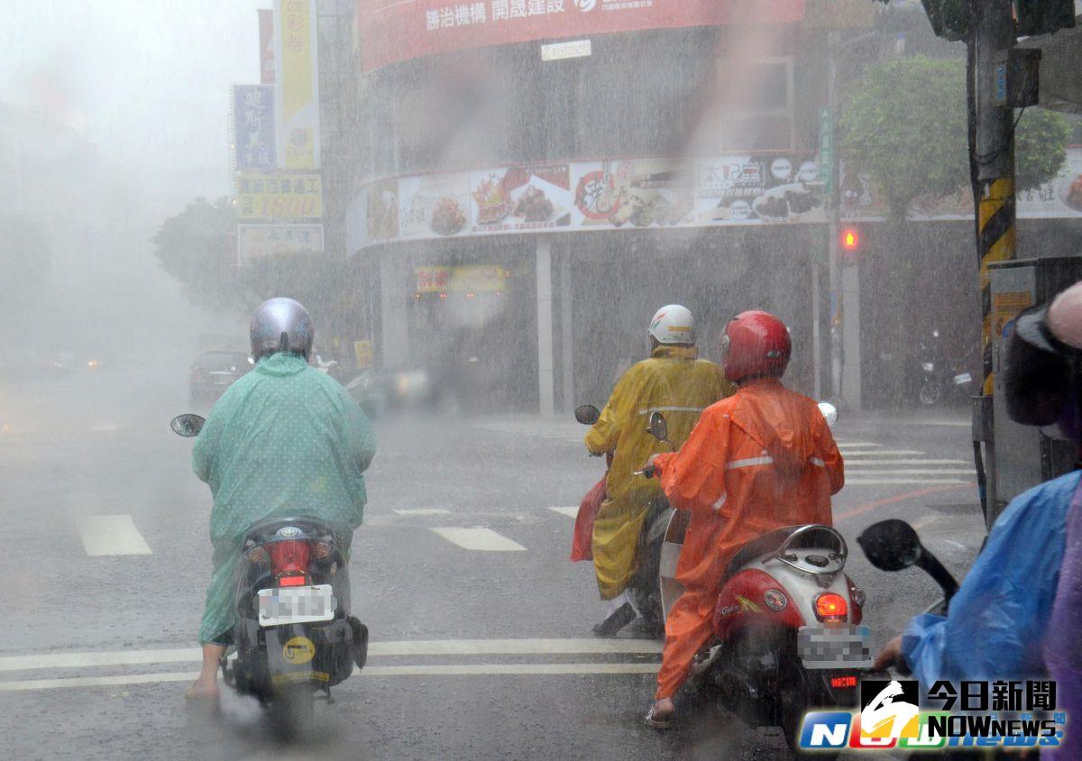 ▲今日上半天各地依舊高溫悶熱，午後西半部地區及東部山區要慎防可能有劇烈降雨。（圖／NOWnews資料照片）