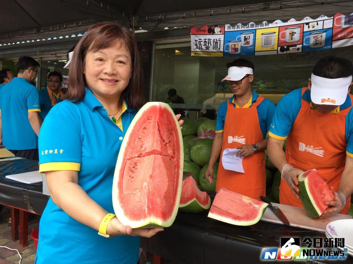 ▲花蓮縣壽豐鄉農會總幹事曾淑懿表示，農會仍克服運輸的困難，取道蘇花、北宜公路，將現採的1300顆西瓜分級包裝後，直送新北市板橋區農會販售。（圖／記者陳志仁攝，2017.6.1）