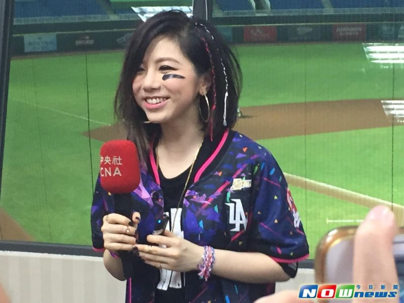 ▲鄧紫棋造訪桃園球場。（圖／吳政紘攝）