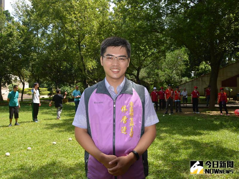 圖說：東區衛生所主任林唐逵說明高智爾球運動的優點。（圖／記者郭政隆攝影2017.6.6）