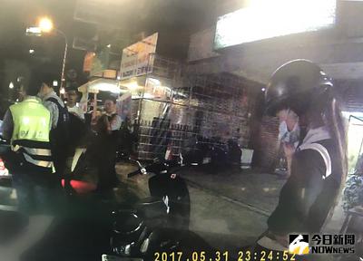 台南1名楊姓女美甲師（右）和男友吵架，5月31日晚間向王姓友人訴苦，卻因戴著安全帽和口罩坐在汽車上，被警方盯上，王男身上和車中被起出K他命和毒咖啡包，楊女尿液也有安毒反應，一併送辦。（翻攝相片）中央社記者張榮祥傳真　106年6月1日