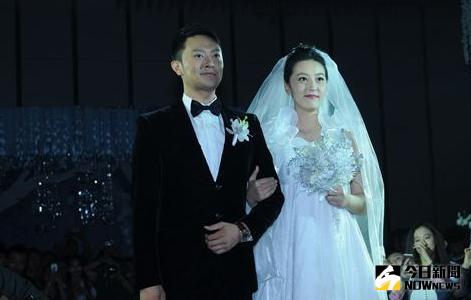 印小天與妻子結婚照。