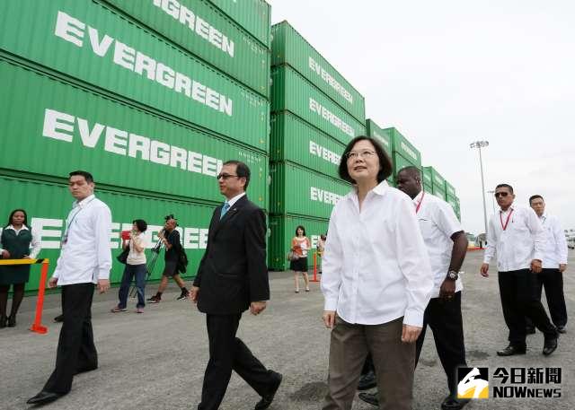 ▲總統蔡英文曾於去年前往巴拿馬參觀長榮公司巴拿馬箇朗貨櫃碼頭。（資料圖／總統府提供）