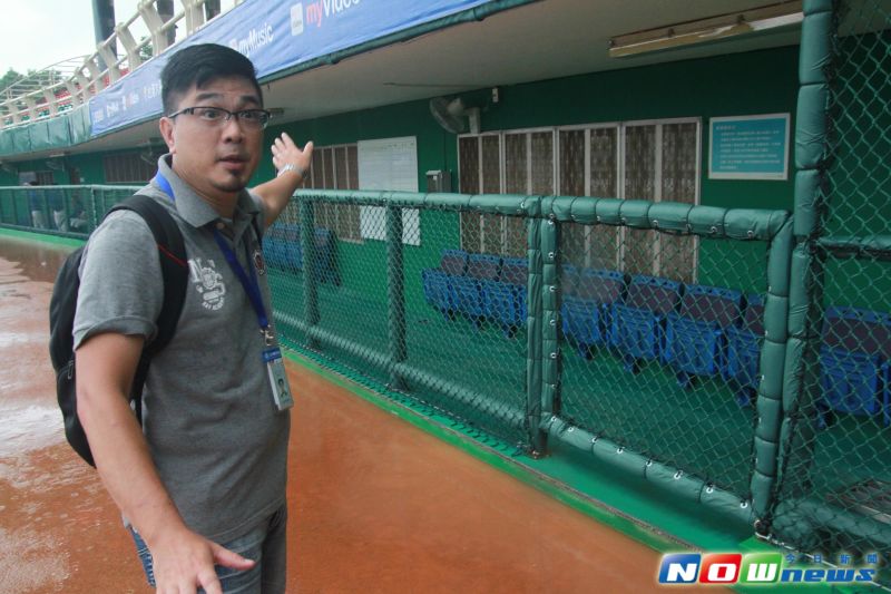 ▲中華職棒宣傳部副主任侯力元針對花蓮棒球場的各項翻修設備說明，並表示球場已達職業賽事水準。（圖／記者鄭志宏攝,2017.06.02）