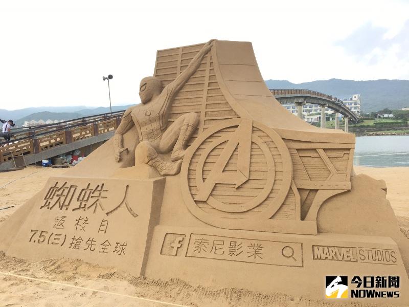 ▲福隆沙雕不怕雨　豪雨過後　依然挺立。（圖／公關照片）