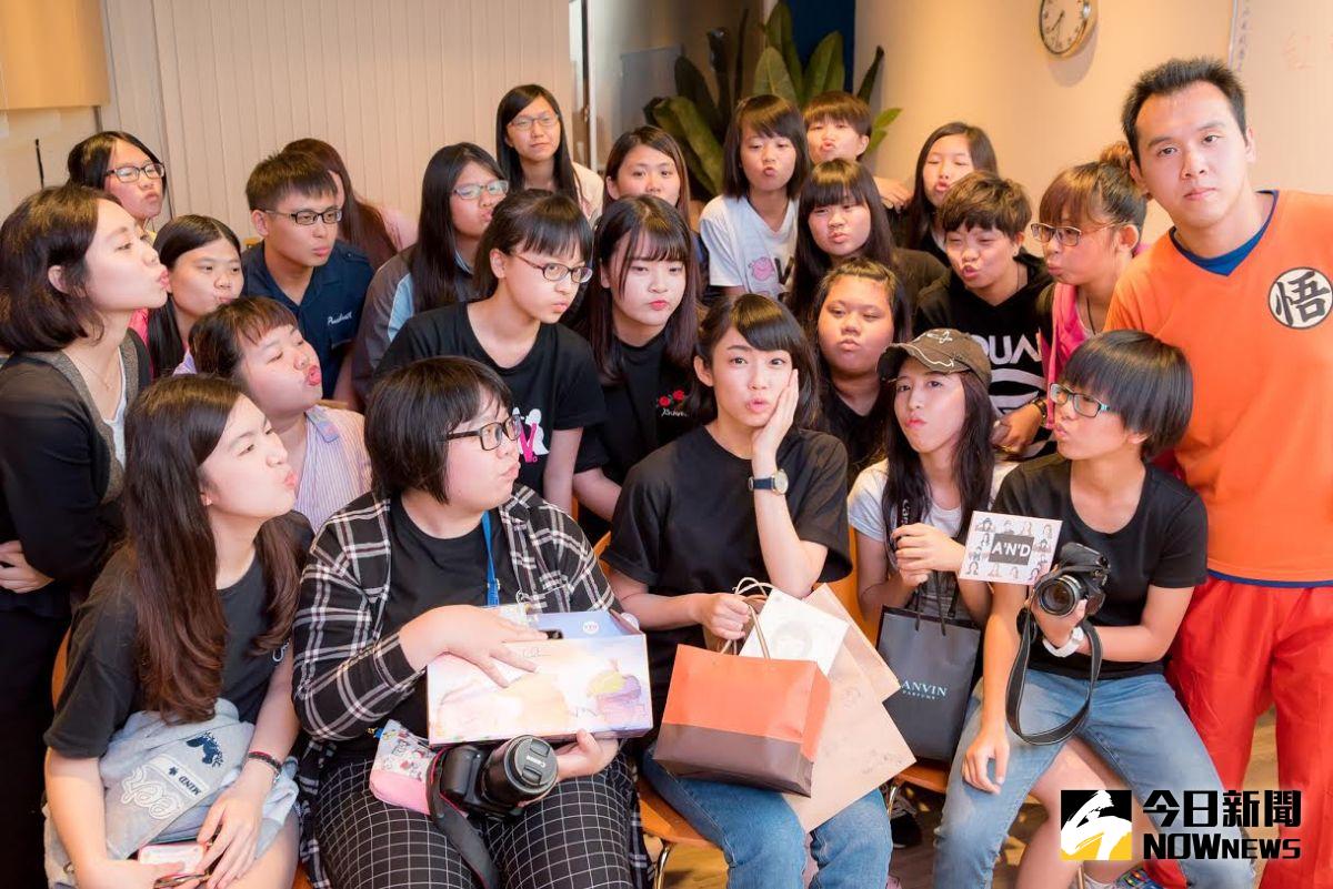 ▲宇宙（前排中）舉辦粉絲同樂會，慶祝26歲生日。（圖／可米提供，2017.06.04）