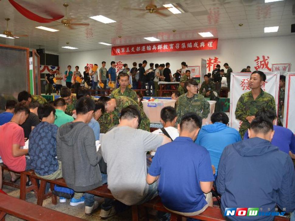 接受教召的後備官兵辦理報到手續。（圖／記者郭政隆攝，2017.7.31）