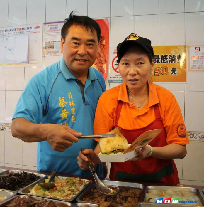 土城區員林里長蔡黃地結合愛心的店家推動「待用餐」，每月自掏腰包提供弱勢民眾免費的餐點。（圖／記者陳志仁攝，2017.07.31）