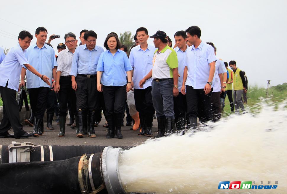 蔡英文總統抵達林邊鄉親林公園視察排水系統。（圖／記者陳宗傑攝,2017.07.31）