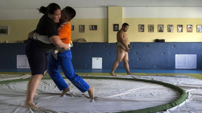 ▲蒙古女孩在相撲中探尋未來。（圖／翻攝自BBC）