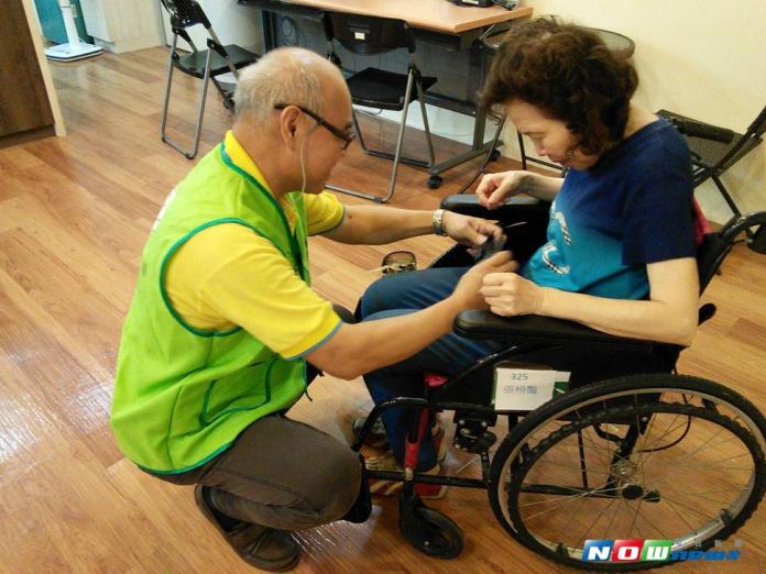 台中市社會局提供輪椅骨盆帶免費安裝申請，避免使用者下滑跌倒（圖／社會局提供 , 2017.7.31）