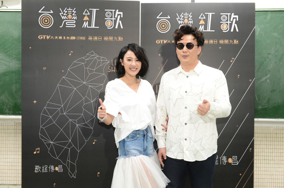 方宥心（左）、蕭煌奇日前到歌唱班與學員一同歡唱，並起在現場分享自身的故事。（圖／八大提供 , 2017.07.31）