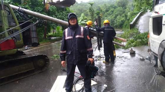 颱風來襲玉井分局協助處理電線桿和路樹橫倒路中央的清除工作。（圖／玉井分局提供，2017.07.31）