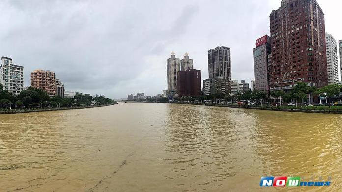 高雄市著名的觀光景點愛河，在接連兩個颱風暴雨侵襲過後，愛河的水變成了泥河般的模樣。附近民眾表示，並非每次大雨之後愛河就會變色。（圖／記者郭俊暉攝 , 2017.07.31）