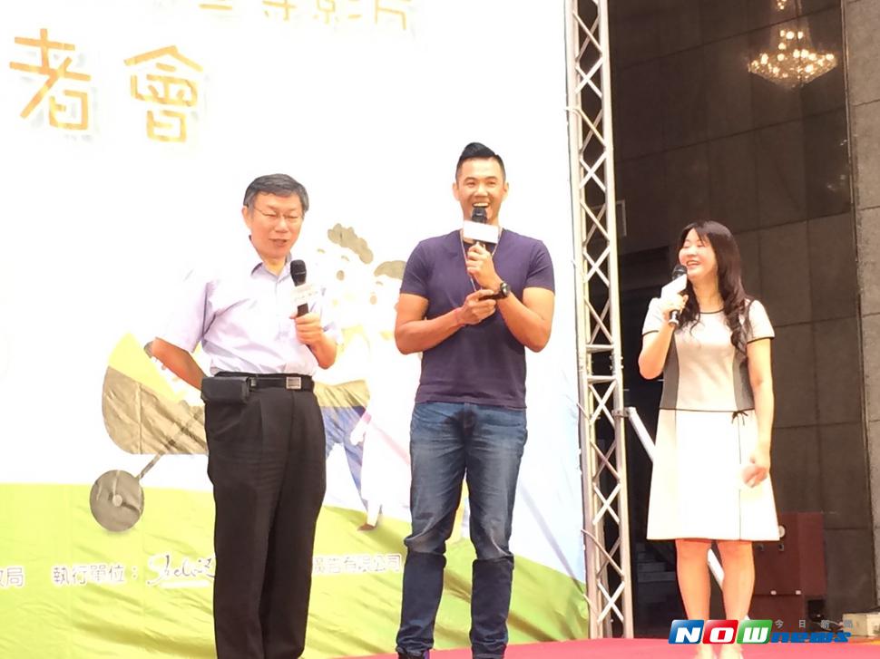 台北市長柯文哲\\(左\\)表示與知名網紅拍攝世大運宣傳片，花100萬元是很便宜的。（圖／記者江昱逵攝，2017.7.31）