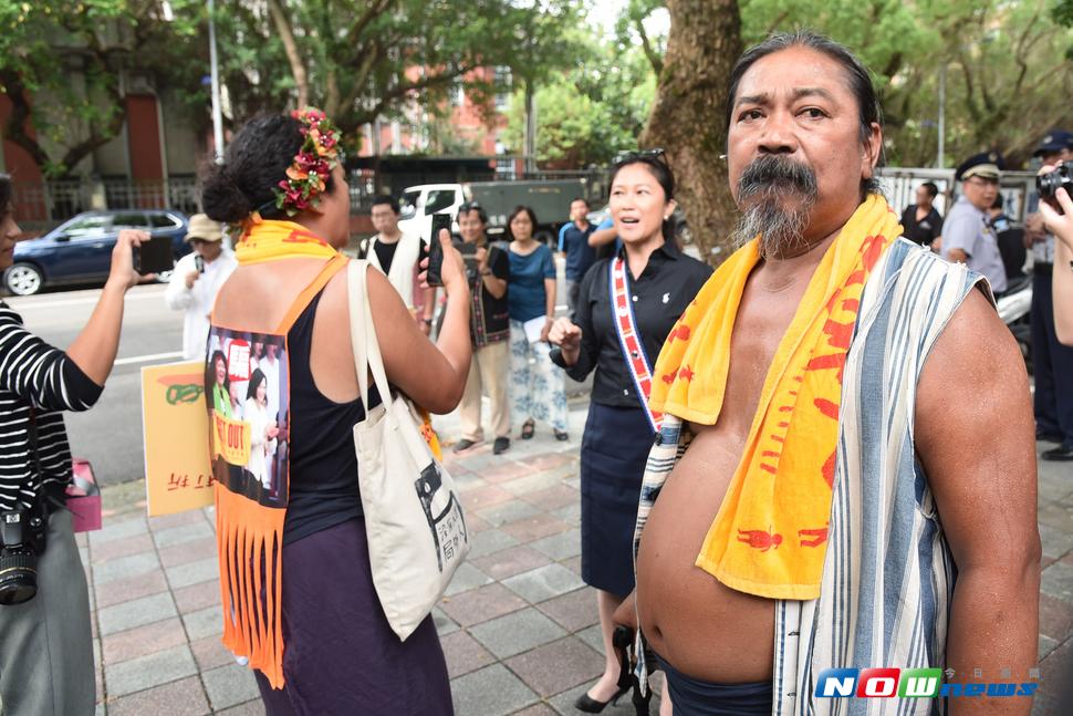 ▲原住民族委員會舉辦的原住民族日系列活動記者會，活動場外有原住民團體抗議。（圖／NOWnews資料照）