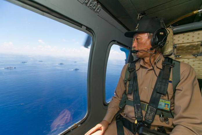 參謀總長李喜明7月初搭乘S-70C直升機上視導海空聯合操演，驗證官兵聯合作戰效能。（圖／軍聞社提供 ,2017.7.4）