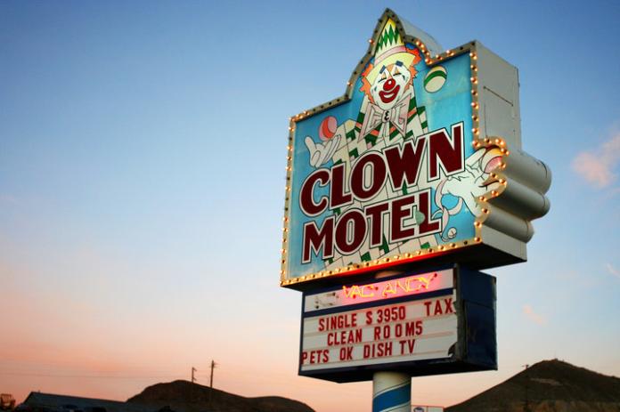 世界最詭異汽車旅館出售　小丑陪你一起睡
