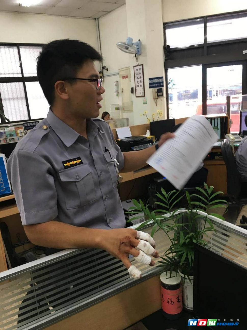 第六分局西屯所菜鳥勇警何孟修正式服勤3天就為了救人一命而掛彩，手部縫了3針（圖／記者鄧力軍攝 , 2017.07.31）