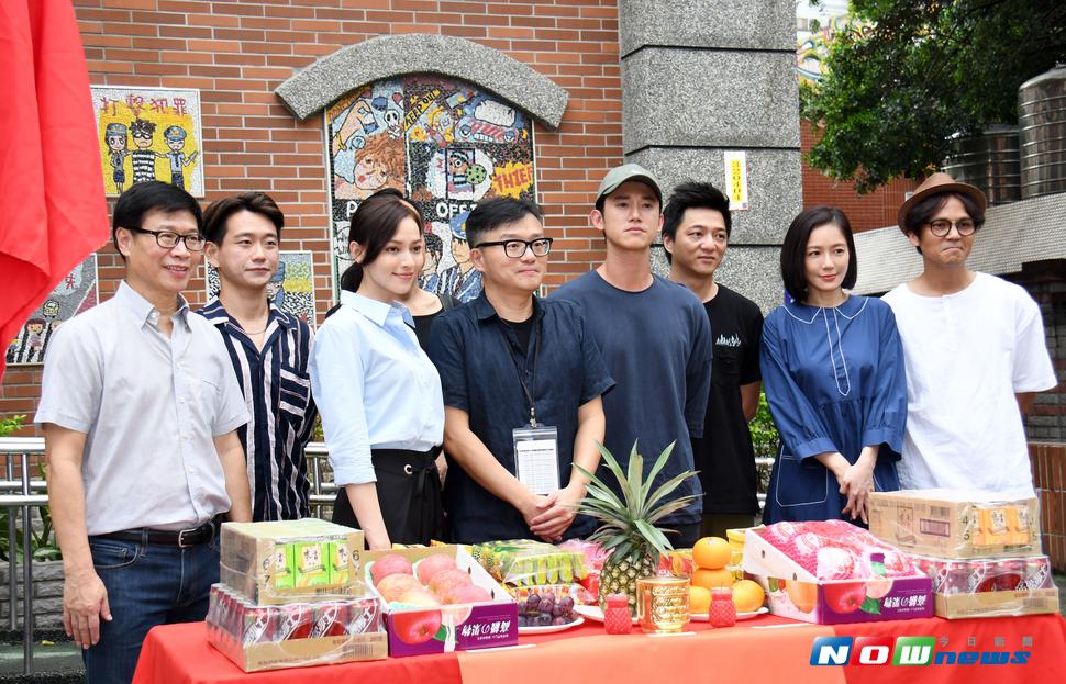 電影《引爆點》導演莊景燊（左四）率演員吳慷仁（右四）、姚以緹（左三）、尹馨（右二）等演職員出席開鏡儀式。（圖／記者林調遜攝，2017.7.31）