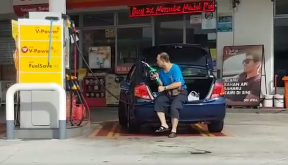 加油時邊晃車擠空氣　一點空間都不浪費
