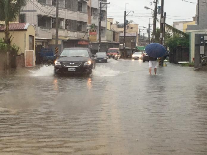 今天清晨台南市安南區安中路一段、長溪街一帶淹水情況。（圖／民眾提供）