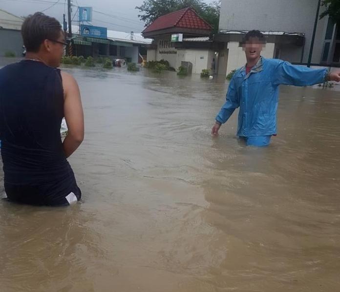 台南仁德中華醫事科技大學淹水嚴重，水深淹到男大生大腿。（圖／翻攝自「爆料公社」）