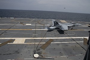 美國海軍福特號航艦，28日成功進行首次戰機起降測試，將一架F/A-18F超級大黃蜂\\(Superhornet\\)戰機透過電磁彈射起飛。（圖／美國海軍 , 2017.7.31）
