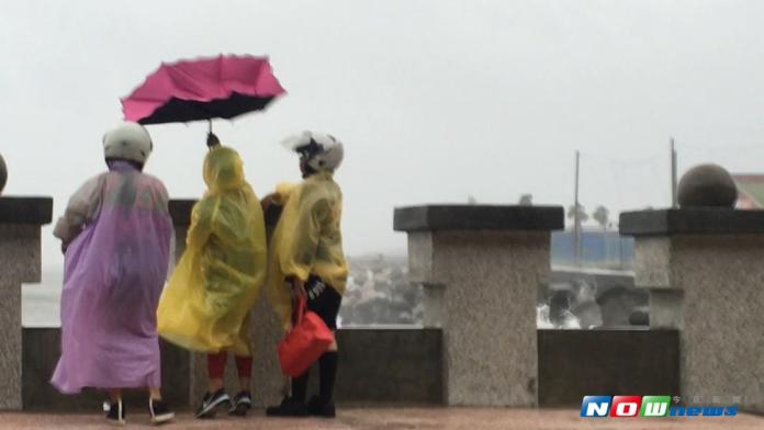 不少好奇民眾到防波堤旁觀浪，風勢增強，連雨傘都差點變形。（圖／記者陳佩琪攝 , 2017.07.30）