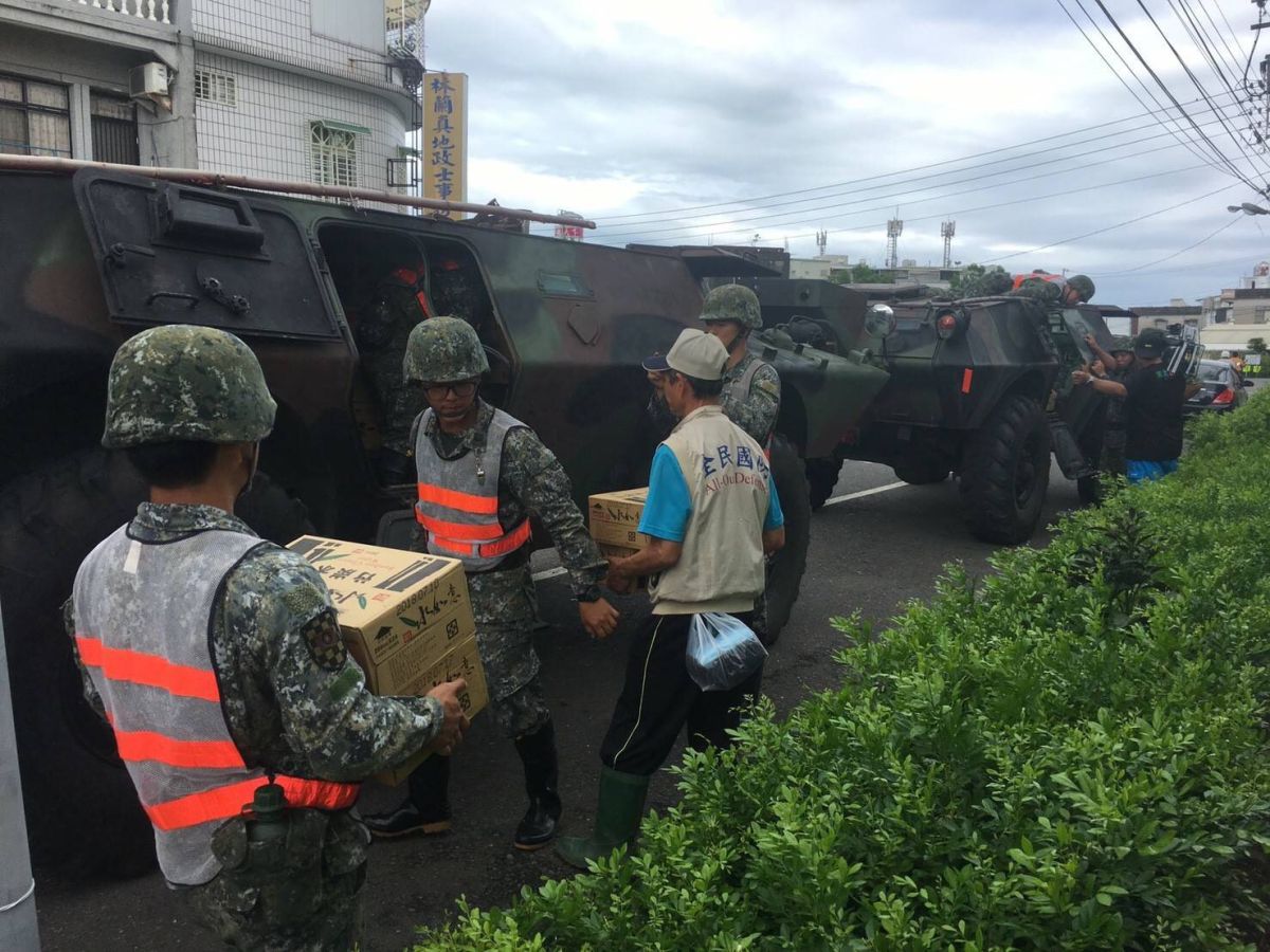雙颱夾擊，造成屏東沿海鄉鎮淹水，佳冬鄉後備輔導中心幹部協助鄉民撤離及物資發放。（圖／後備指揮部提供 , 2017.7.30）