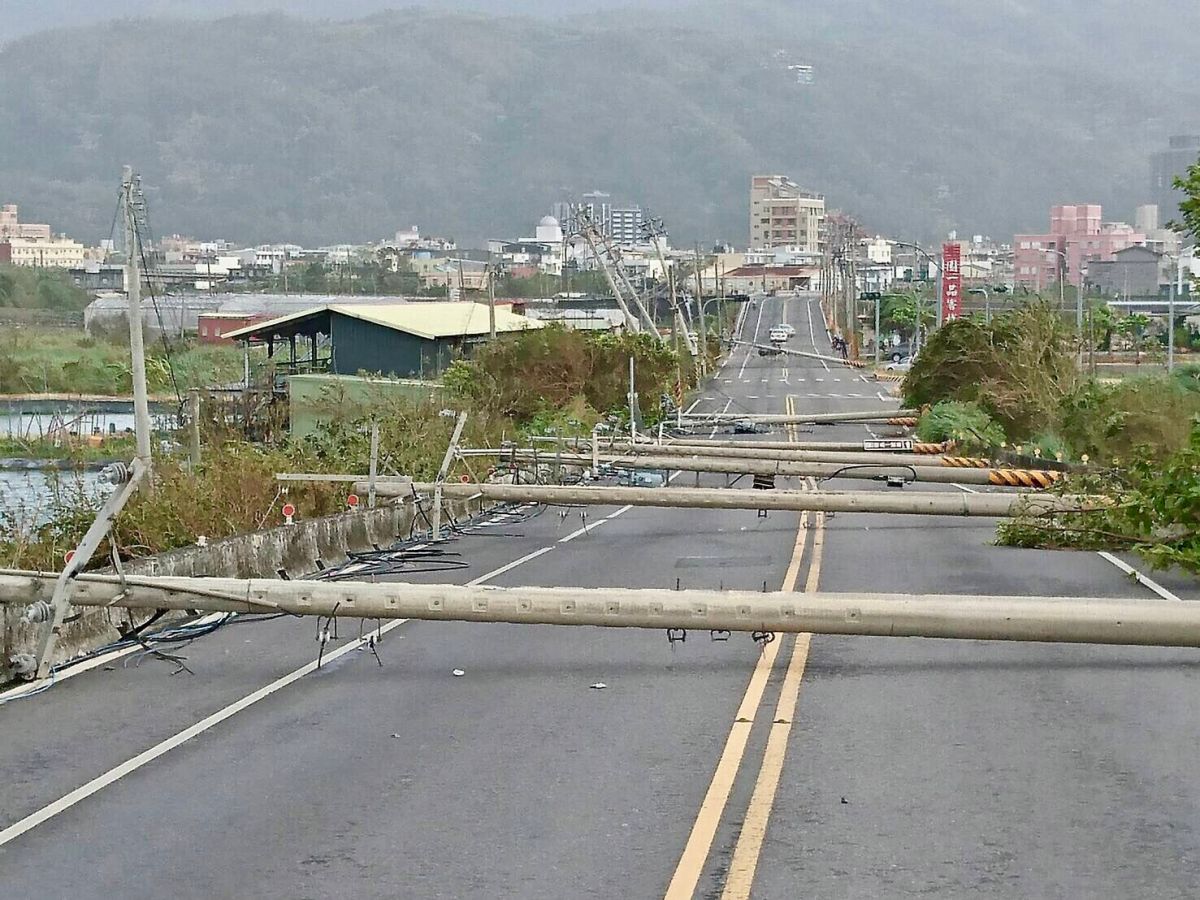 ▲中颱尼莎造成花蓮民營和平電廠的自有輸電鐵塔倒塌，全台面臨限電危機。（圖／台電提供）